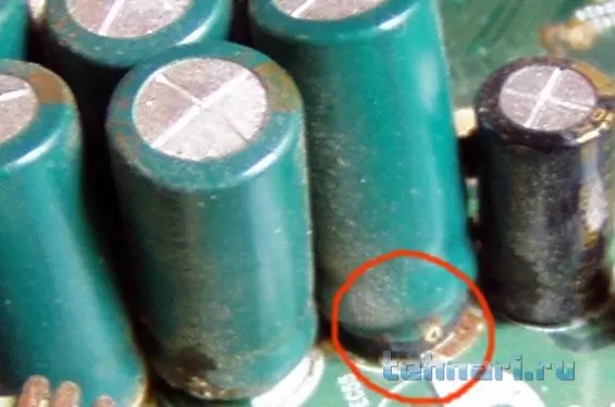 вспученный конденсатор в блоке питания. конденсатор 250 v в материнскую плату. вздутые конденсаторы на блоке питания. вышли из строя конденсаторы. конденсаторы на мат плате.